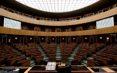 Vad är skillnaden mellan demokrati och diktatur?